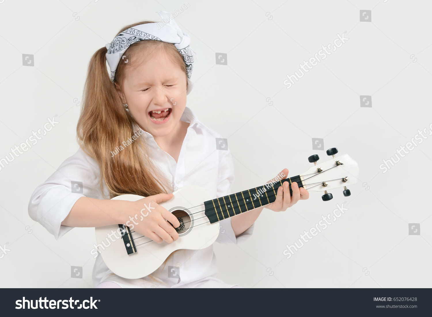 Foto De Stock Sobre Loud Guitar Song Little Funny Girl - loud funny songs roblox id