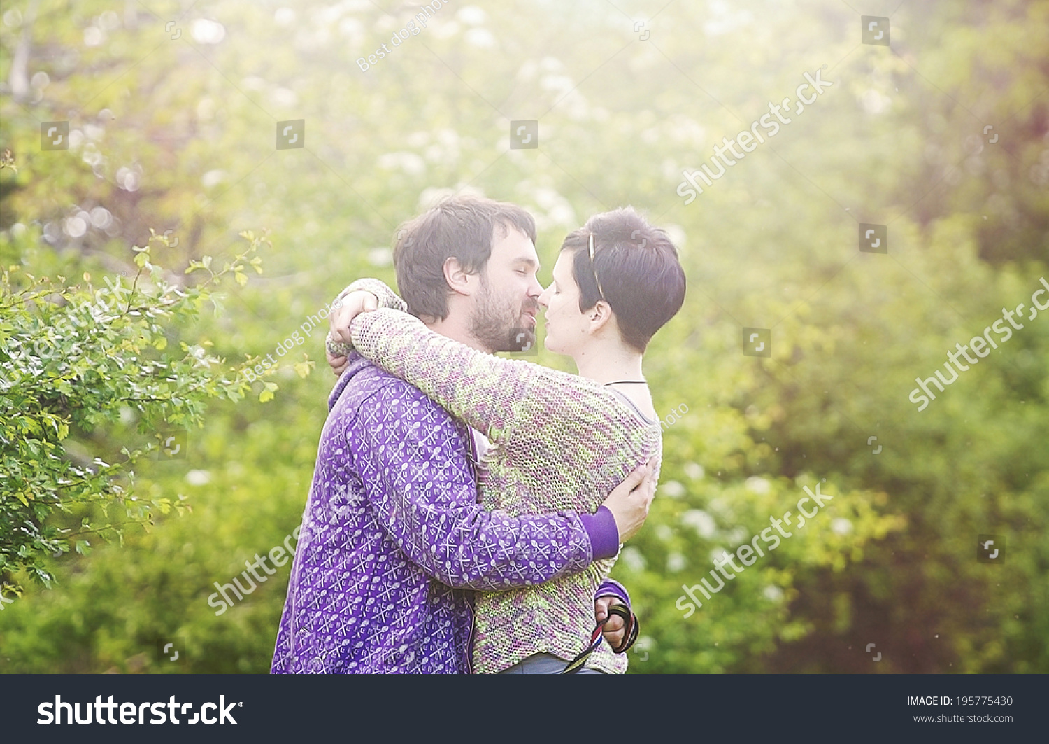 Loving Couple Kissing Park Foto De Stock 195775430 | Shutterstock