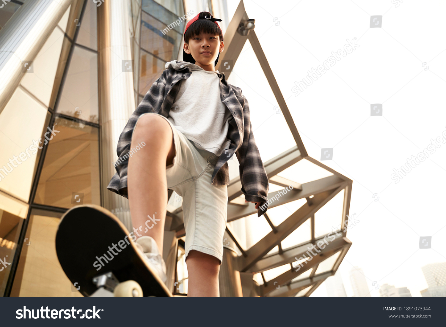6,556 Low angle boy Images, Stock Photos & Vectors | Shutterstock