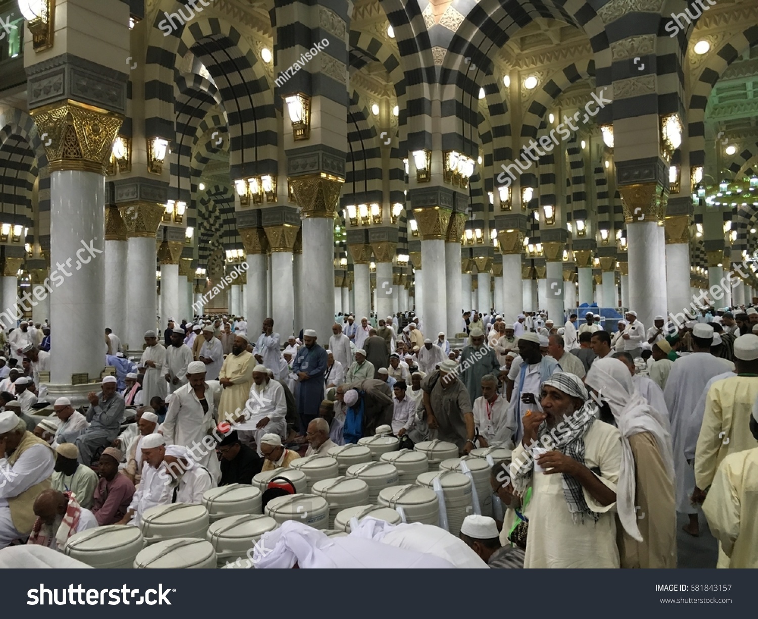 Madinah Saudi Arabia September 2016 Muslims Stock Photo 681843157 ...