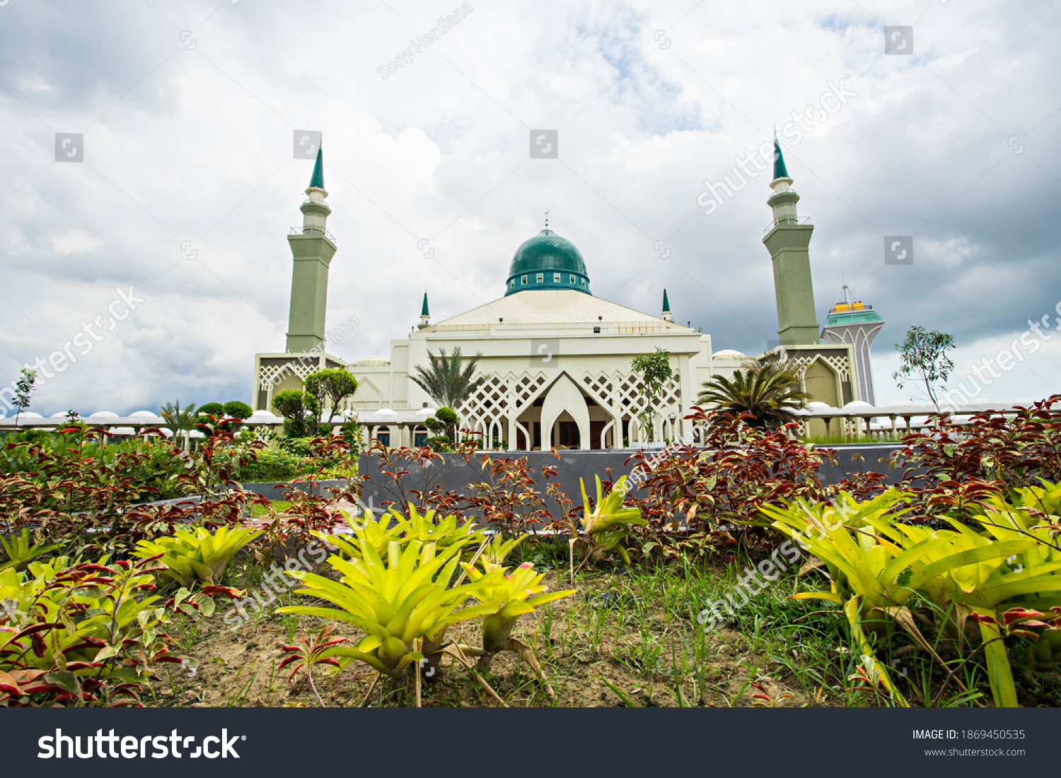 Madinatul Iman Mosque Biggest Mosque Balikpapan Stock Photo (Edit Now ...