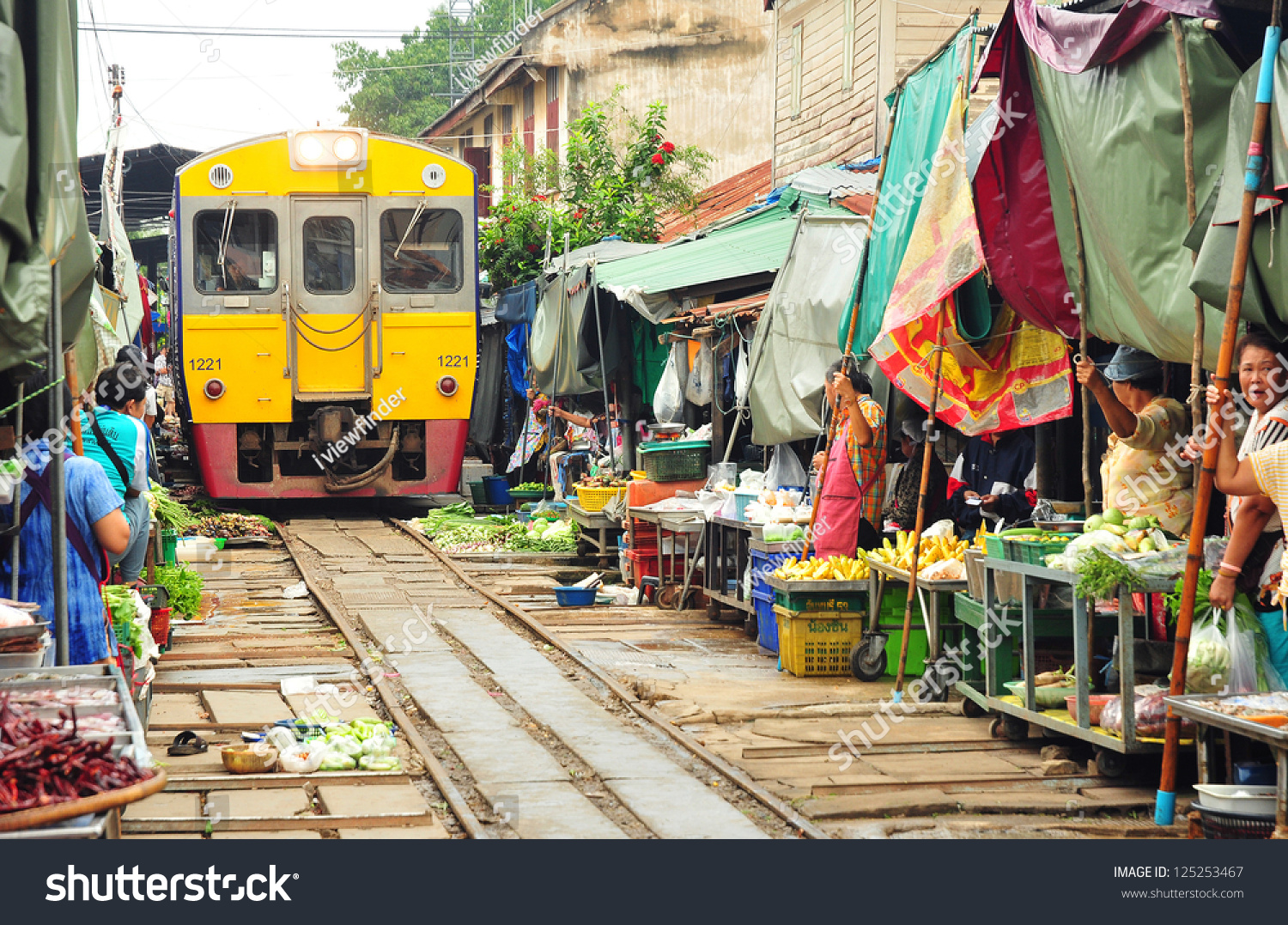 Maeklong, Thailand-Aug.20: The Famous Railway Markets At Maeklong ...