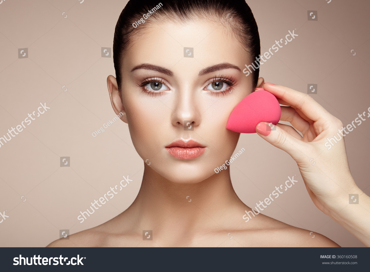 Makeup Artist Applies Skintone Beautiful Woman Foto Stock 360160508