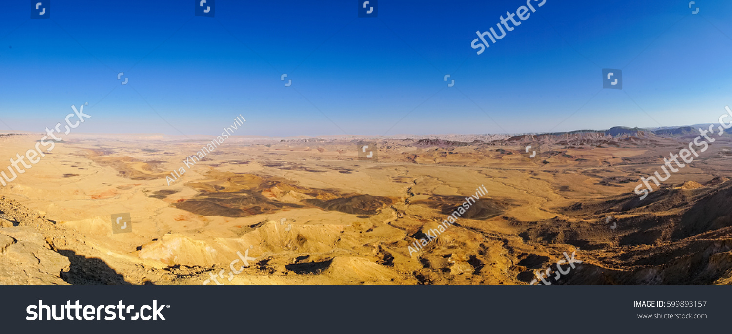 イスラエルのネゲフ砂漠のマフテシュ ラモン ラモン クレーター は 見回すミスペ ラモンの眺めの中 背景にラモン山 ネゲフ砂漠 イスラエル の写真素材 今すぐ編集
