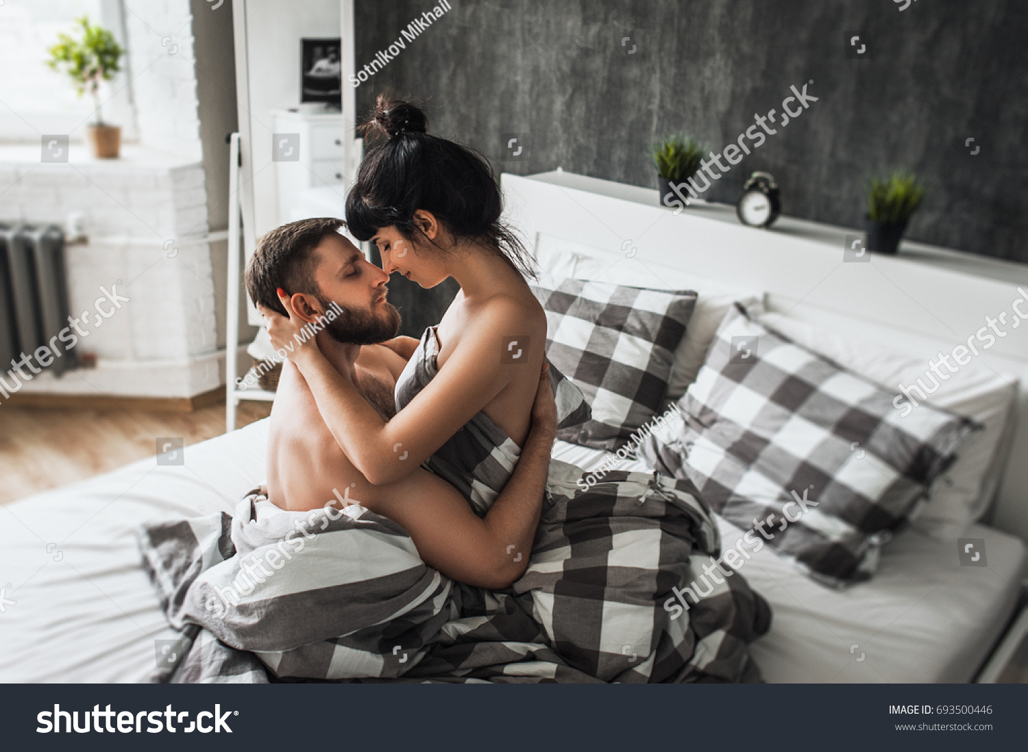 Красивая парочка занимается сексом на кровати