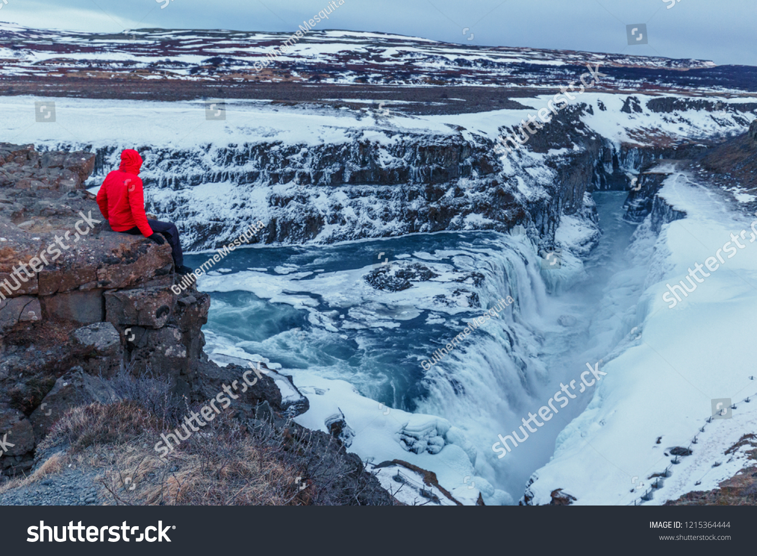 冬に雪の降るガルフォスの滝アイスランドの男 アイスランドの金の丸の中のこの荘厳な滝の劇的な風景 旅と自然のコンセプト の写真素材 今すぐ編集