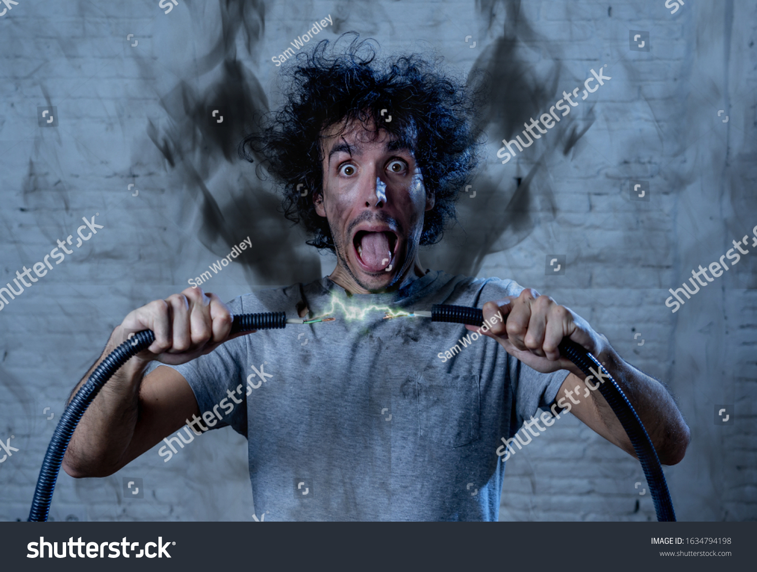 man-getting-electric-shock-connecting-broken-foto-stock-1634794198