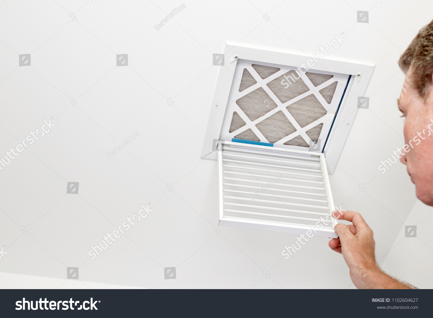 Man Opened Vent Dirty Filter Mature Stockfoto Jetzt