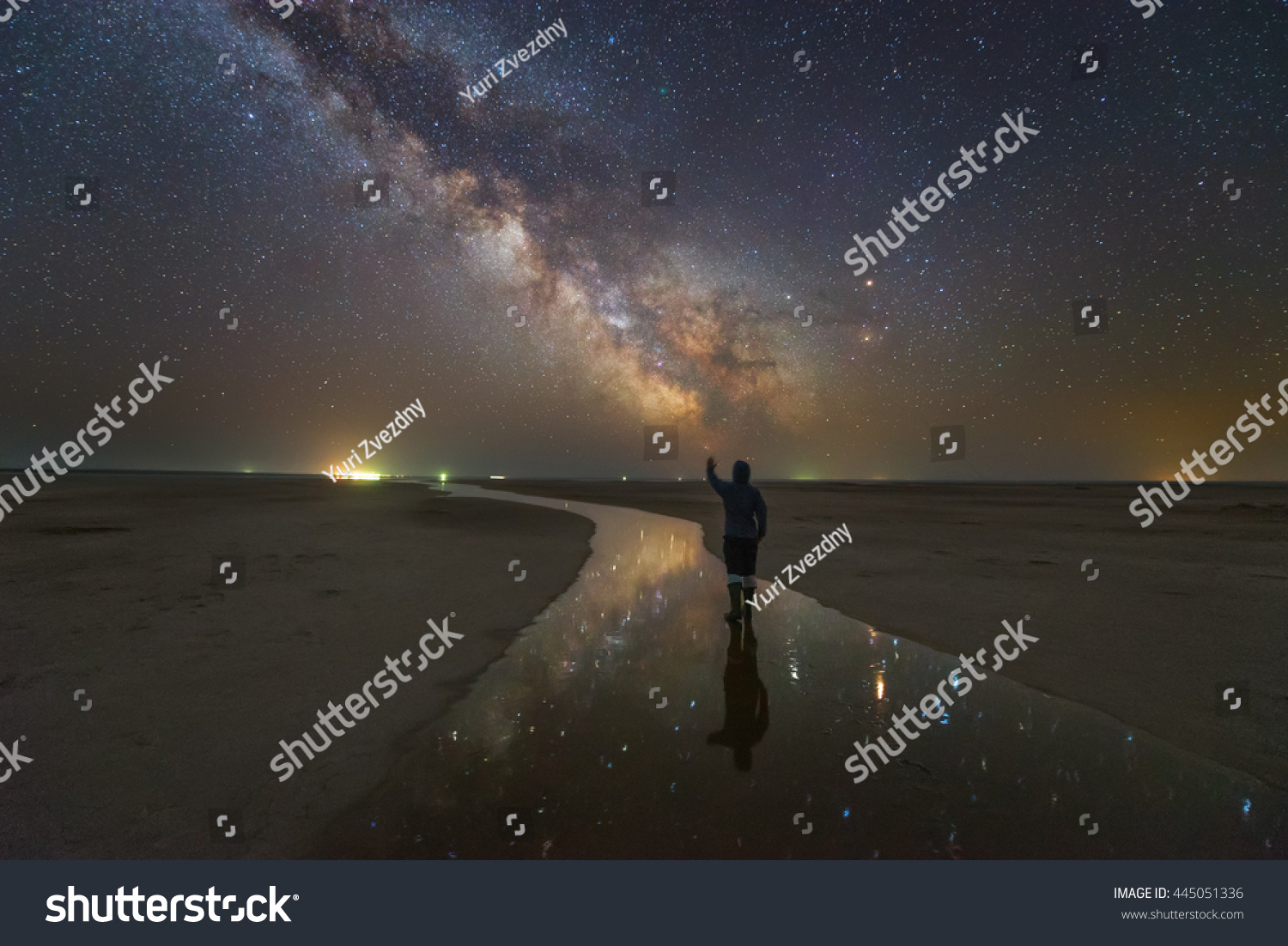 Suchen Sie Nach Der Mensch Unter Sternenhimmel Milky Way Stockbildern In Hd Und Millionen Weiteren Lizenzfreien Stockfotos Illustrationen Und Vektorgrafiken In Der Shutterstock Kollektion Jeden Tag Werden Tausende Neue Hochwertige Bilder