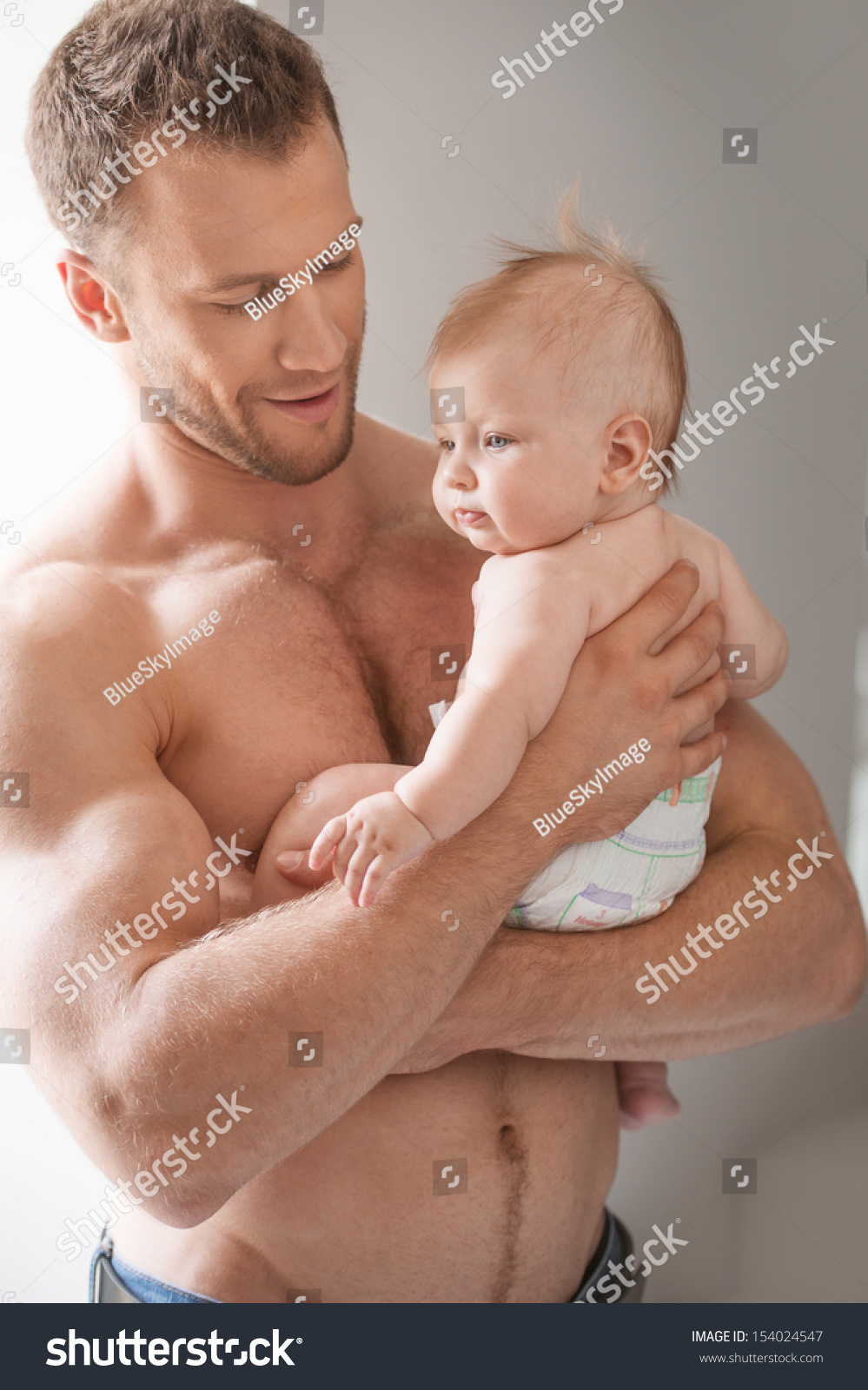 Mann Mit Kind Junge Muskulatur Die Stockfoto Jetzt Bearbeiten