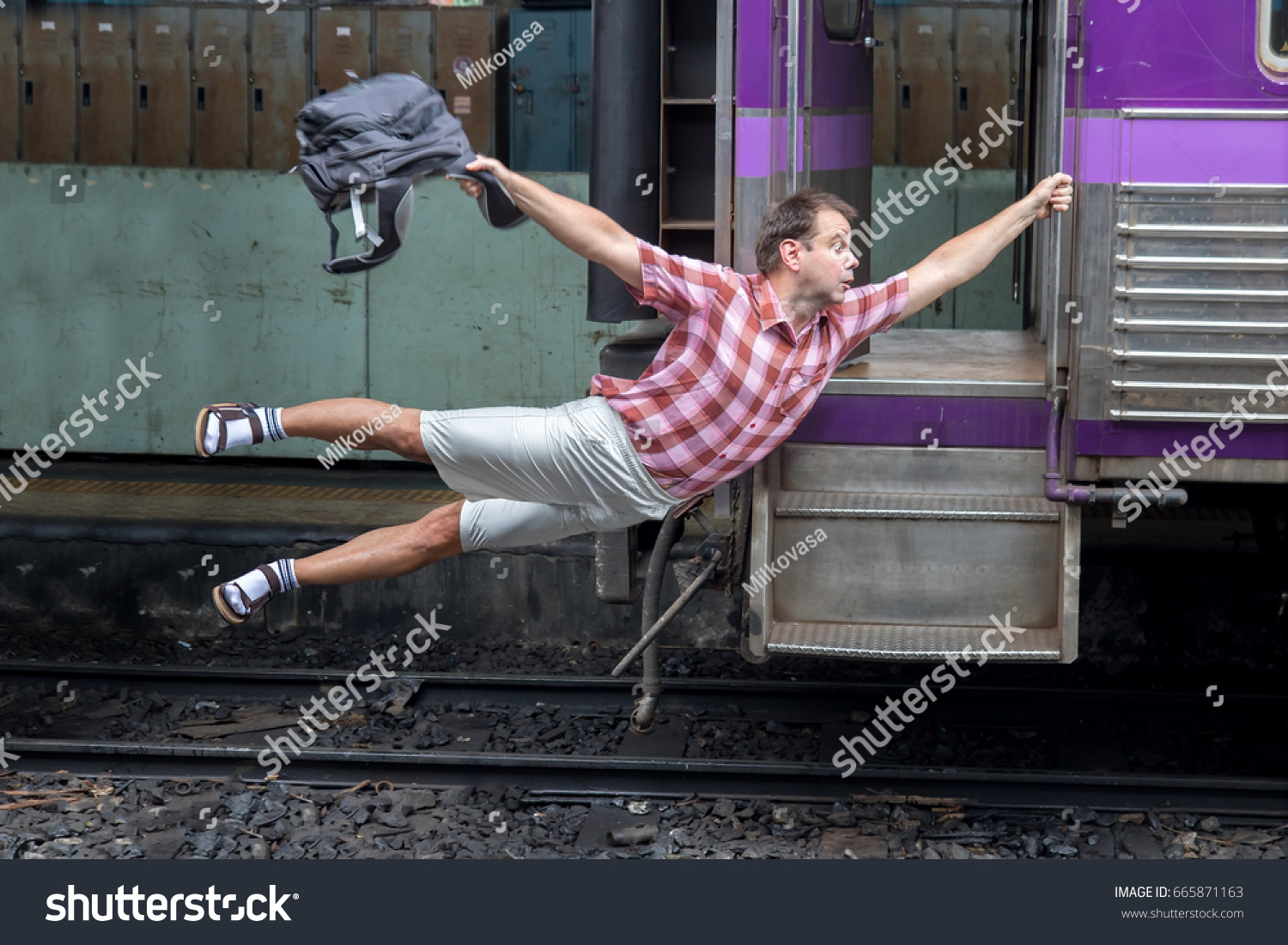 Photo De Stock De Un Homme Avec Sac à Dos Modifier