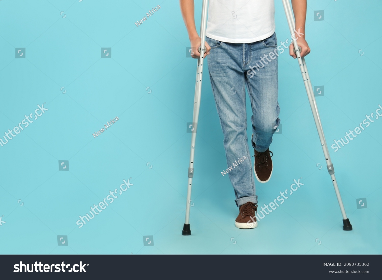 6 imágenes de Teenage boy with injured leg using crutches on turquoise