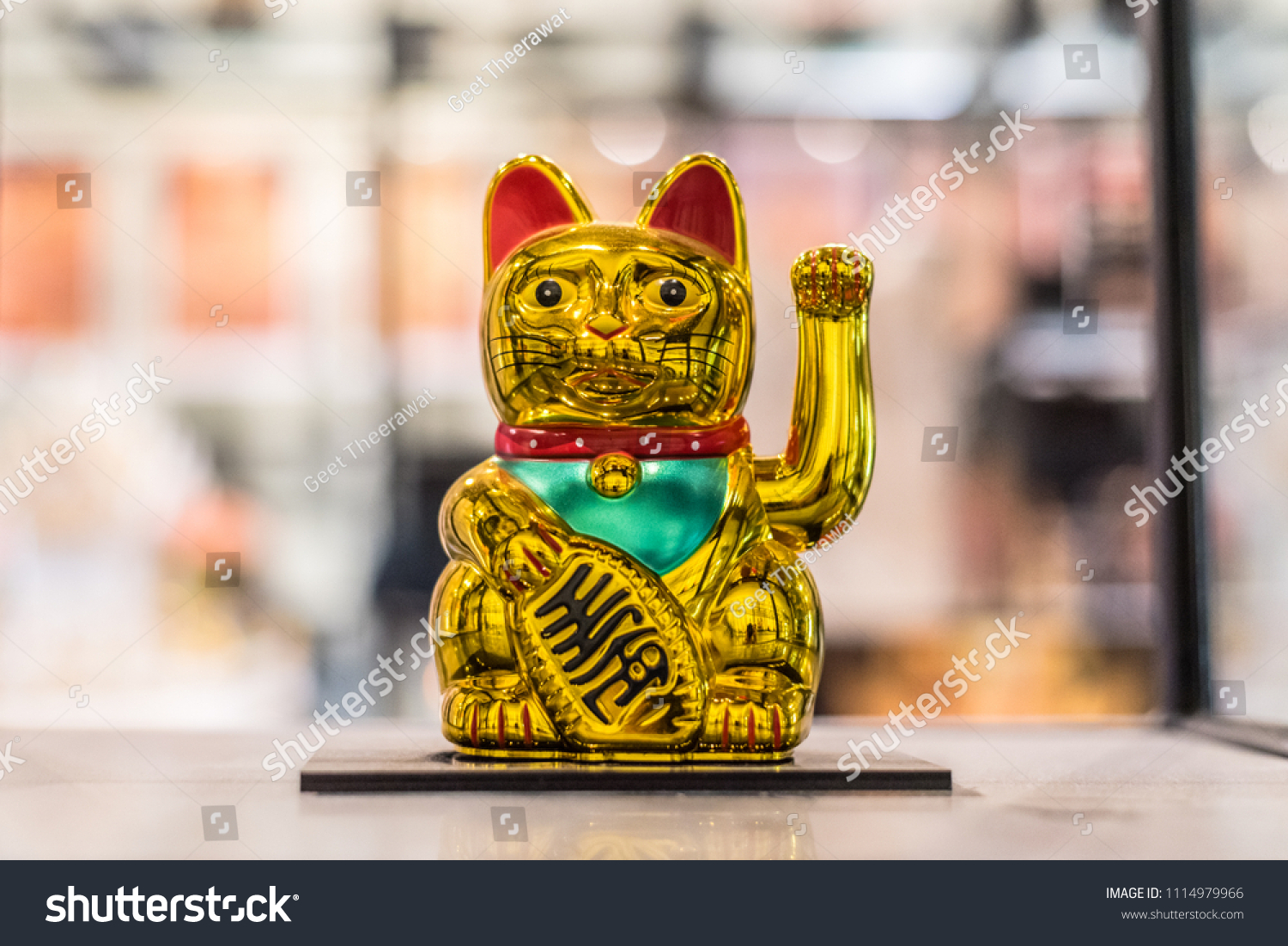 good luck cat figurine