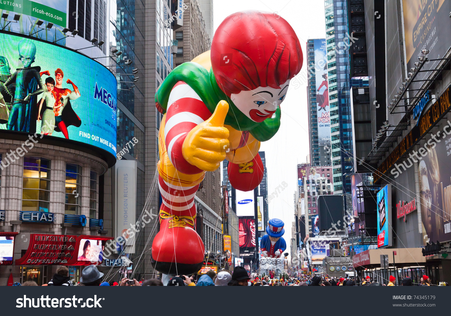 Manhattan - November 25 : Cartoon Character Balloon Passing Times ...