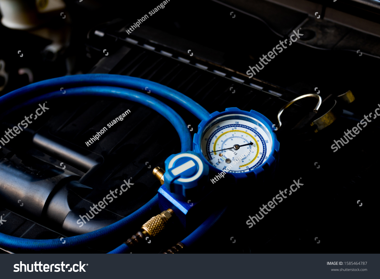 Manifold Gauge Checking Refrigerant Pressure Cars Stock Photo ...