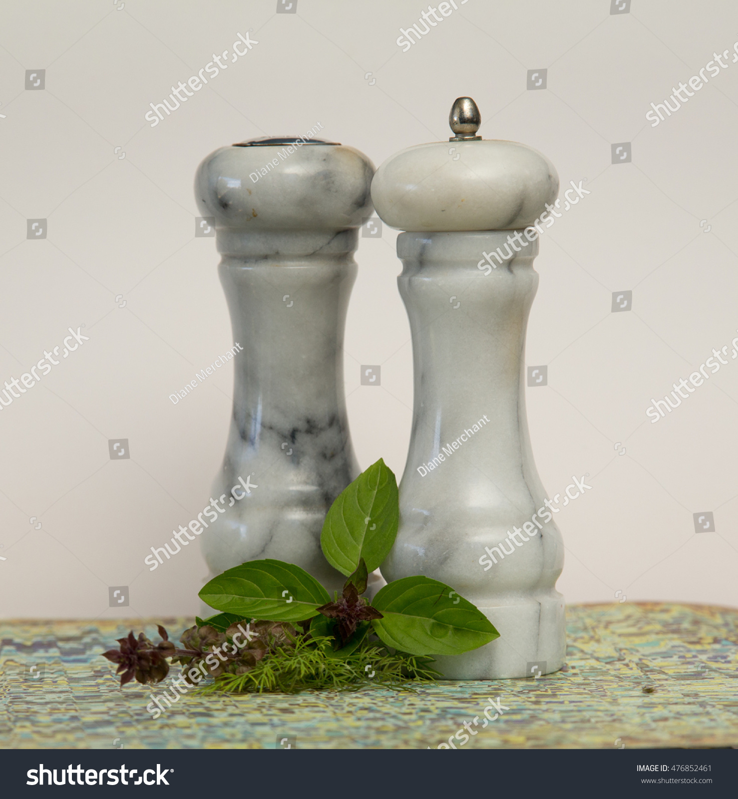 salt shaker pepper grinder