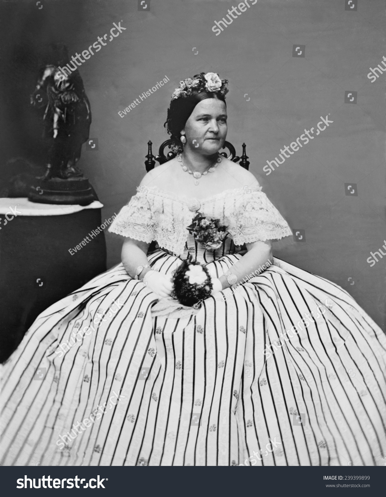 エイブラハム リンカーンの妻 メアリー トッド リンカーン 1818年 18年 は ボールガウンを着て 髪に花をつける 彼女は自分のおしゃれな超能力を称賛され 批判された の写真素材 今すぐ編集