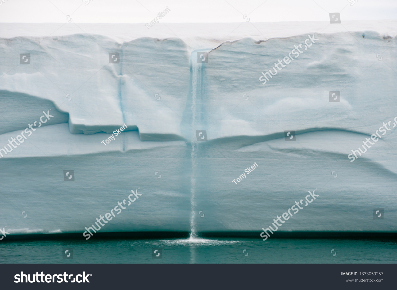 北極圏での地球温暖化により 氷が溶けると氷河の壁の端に海に落ちる滝ができます 気候の危機と崩壊 画像 の写真素材 今すぐ編集