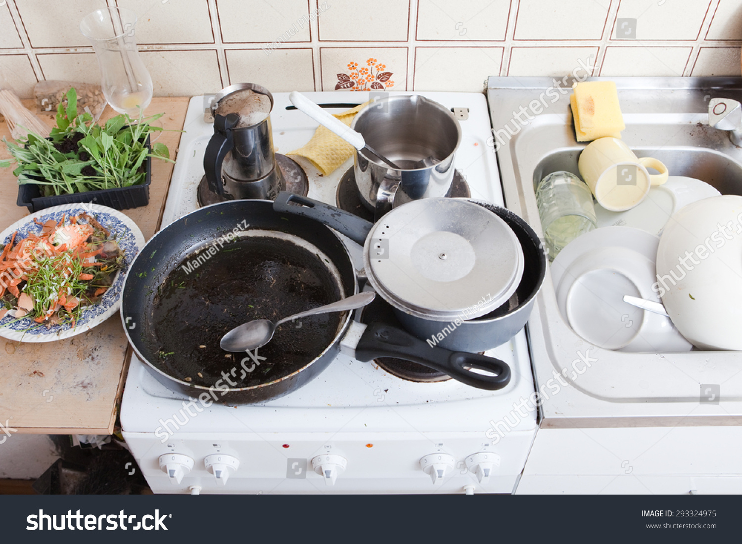 Messy Kitchen Domestic Household Dirty Pan Stock Photo 293324975 ...