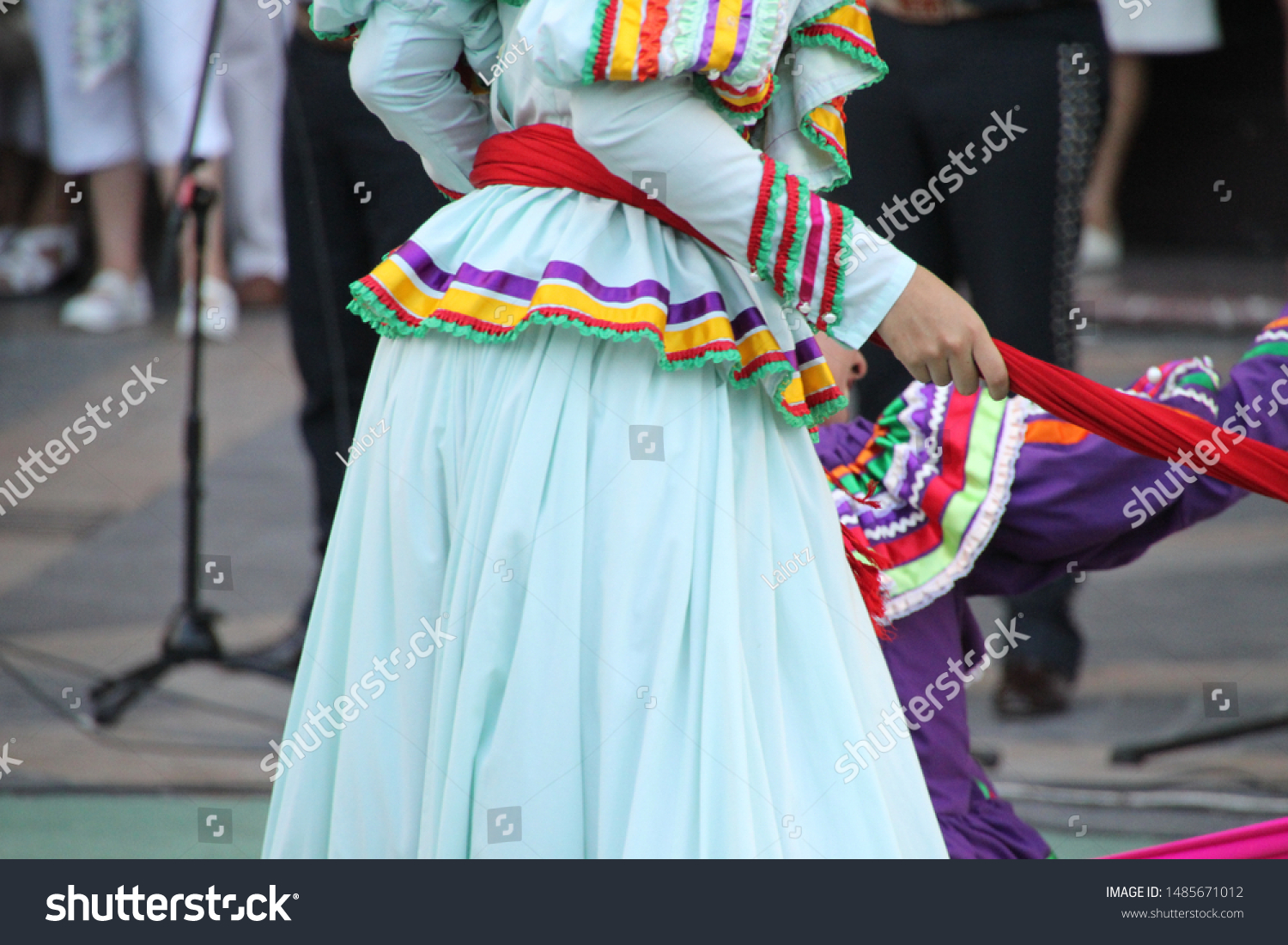 Mexican Folk Dance Street Festival Foto Stock 1485671012 Shutterstock   Stock Photo Mexican Folk Dance In A Street Festival 1485671012 