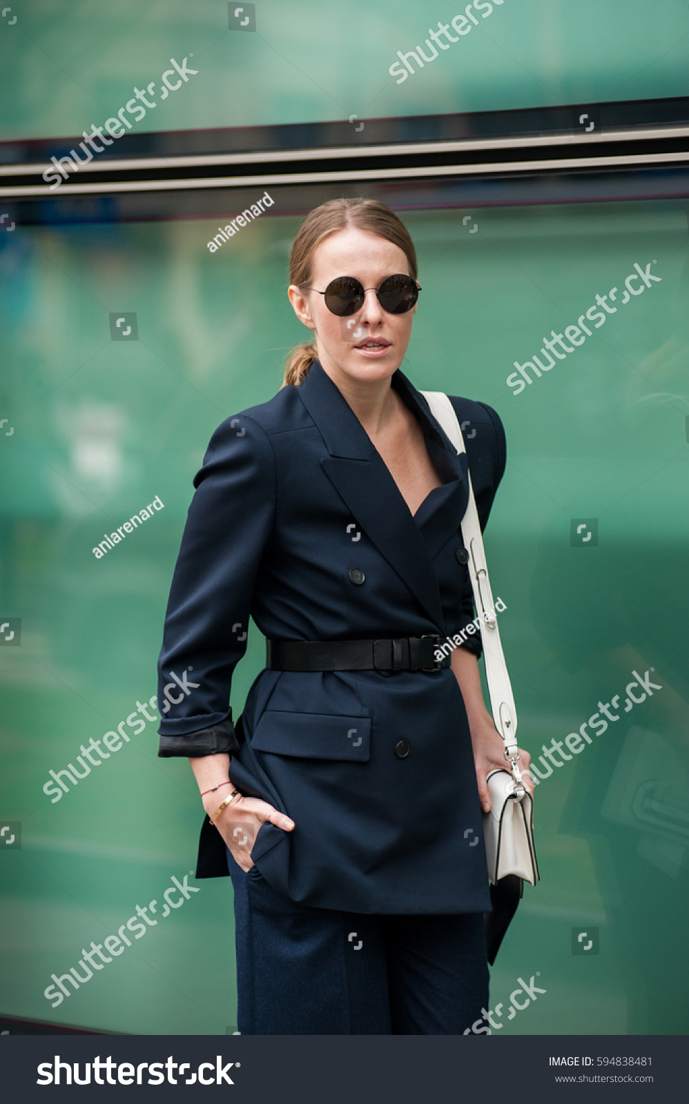 Ksenia Sobchak arranged the sale of things 24.10.2011 Ksenia Sobchak arranged the sale of things 24.10.2011