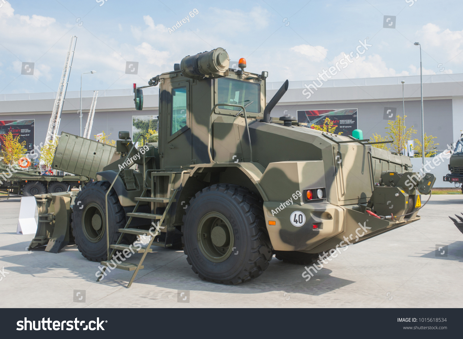 Gruppo Liebherr Stock-photo-military-ground-alabino-moscow-oblast-russia-aug-russian-wheeled-armored-road-car-1015618534