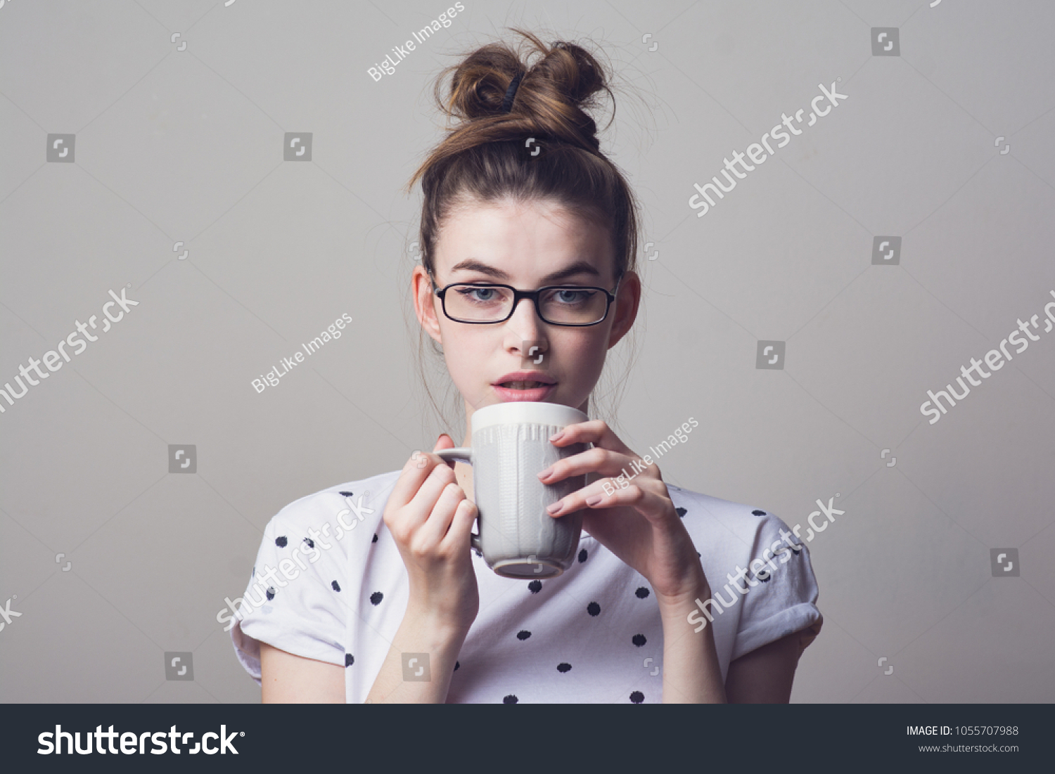 Millennial Young Woman Glasses Messy Bun Stockfoto Jetzt