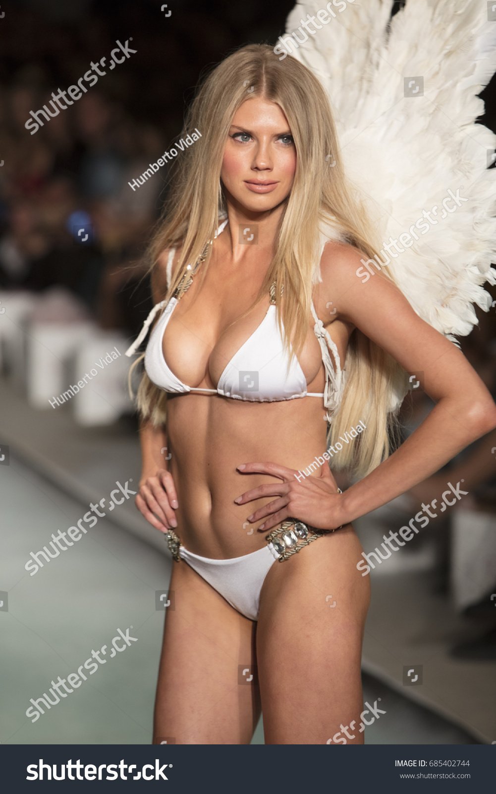 Model Charlotte Mckinney Walks Runway Montce写真素材685402744 Shutterstock 5825