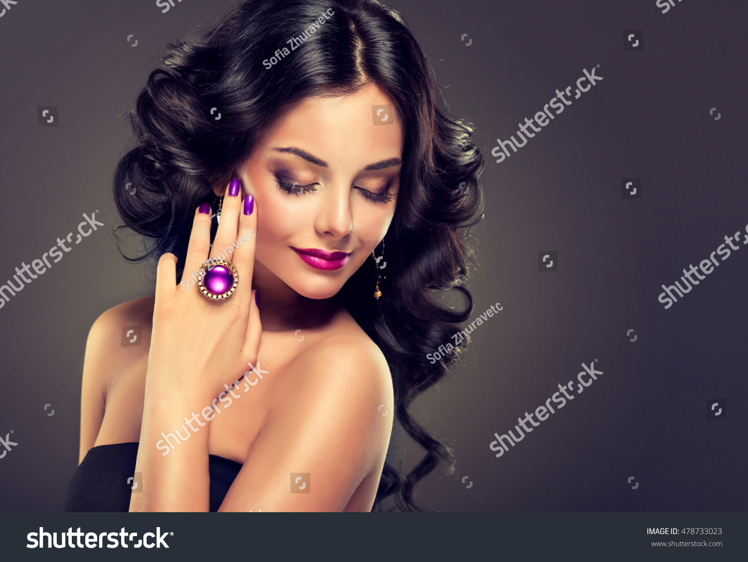 Model Curly Hair Jewelry Violet Makeup Stockfoto Jetzt