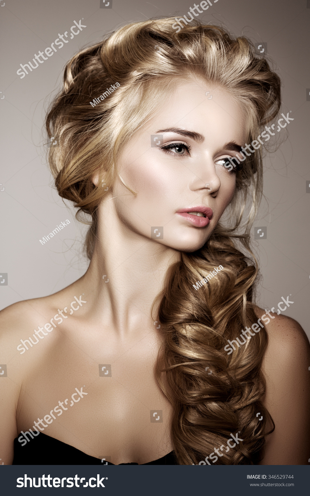 Modell Mit Langgeflochtenen Haaren Waves Curls Stockfoto Jetzt Bearbeiten 346529744