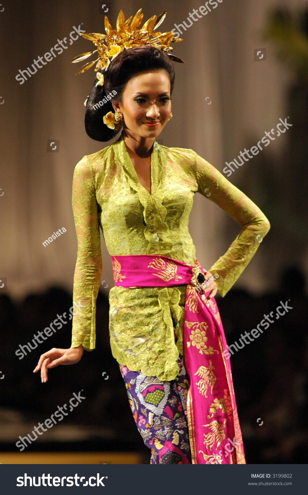 Modern Batik Kebaya Fashion Show By Anne Avantie Stock Photo 3199802 ...