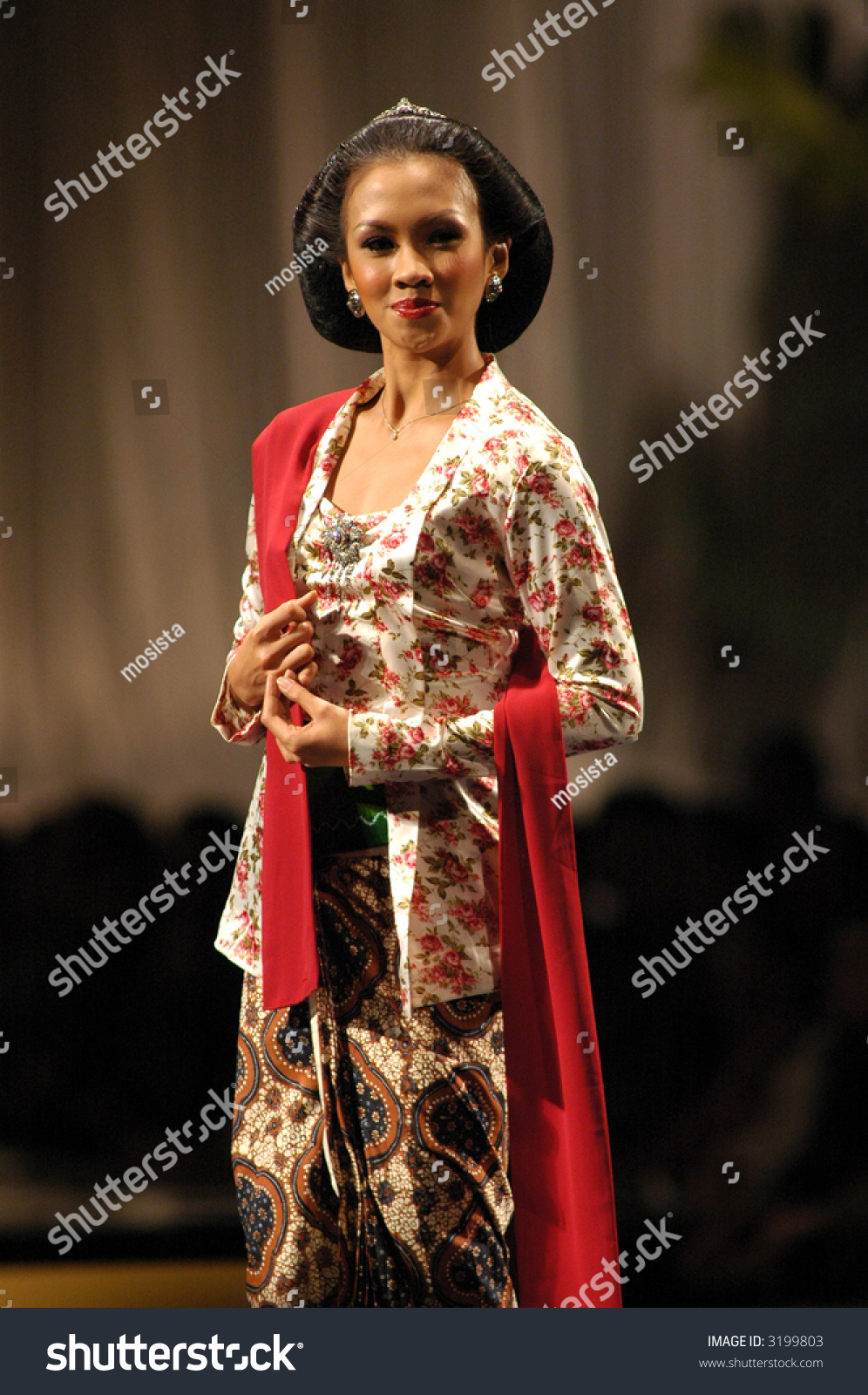 Modern Batik Kebaya Fashion Show By Anne Avantie Stock Photo 3199803 ...