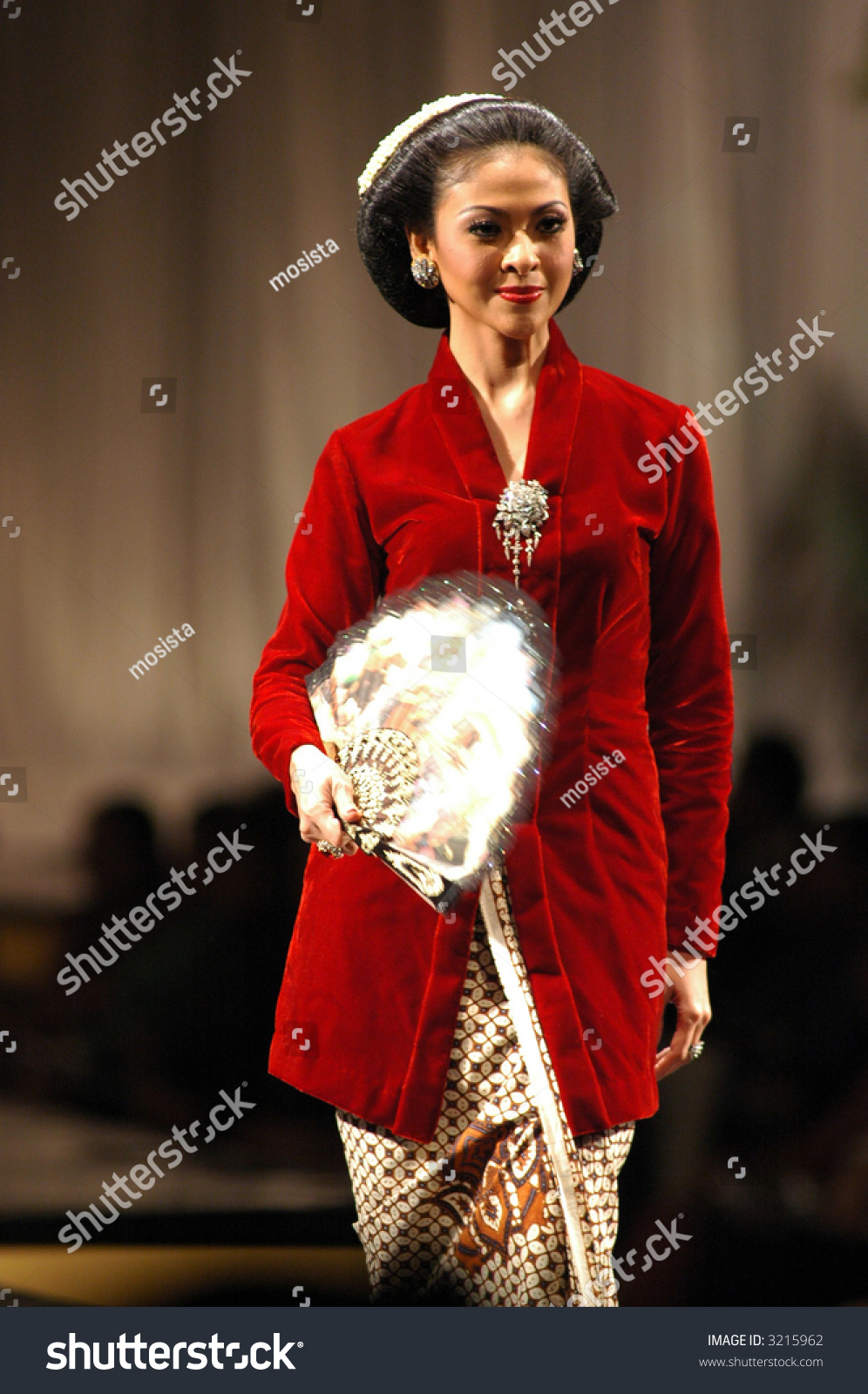 Modern Batik Kebaya Fashion Show By Anne Avantie Stock Photo 3215962 ...