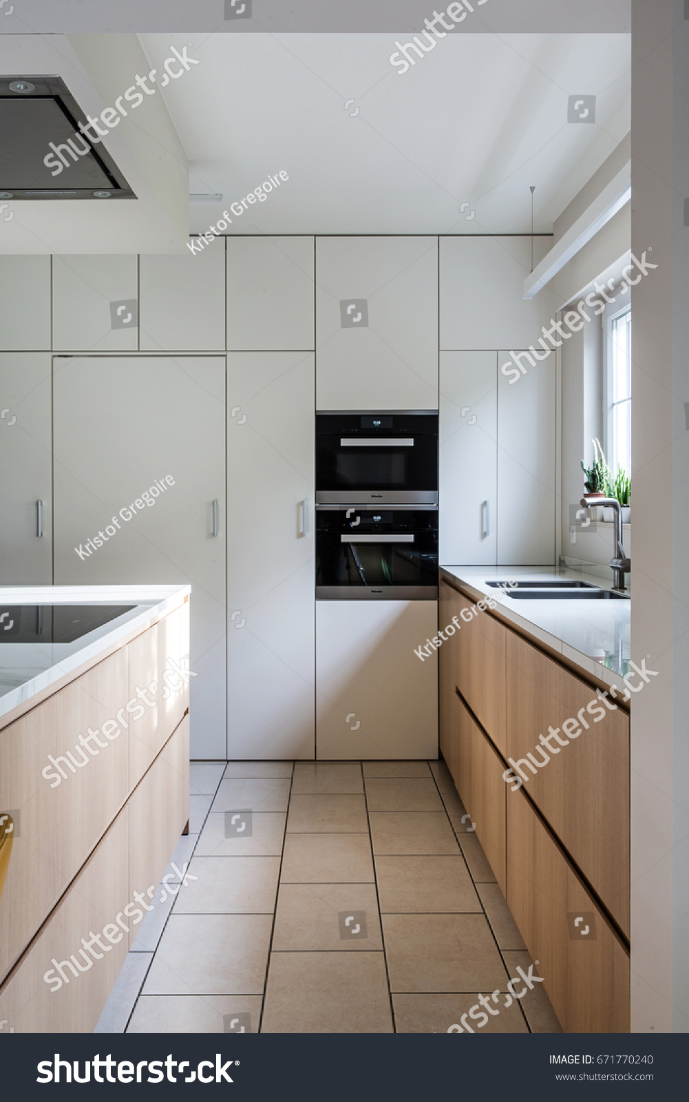 Modern Kitchen White Light Oak Integrated Stockfoto Jetzt