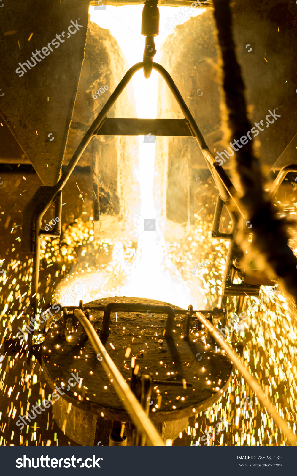 Molten Metal Casting Operator Pouring Metal Stock Photo 788289139 ...