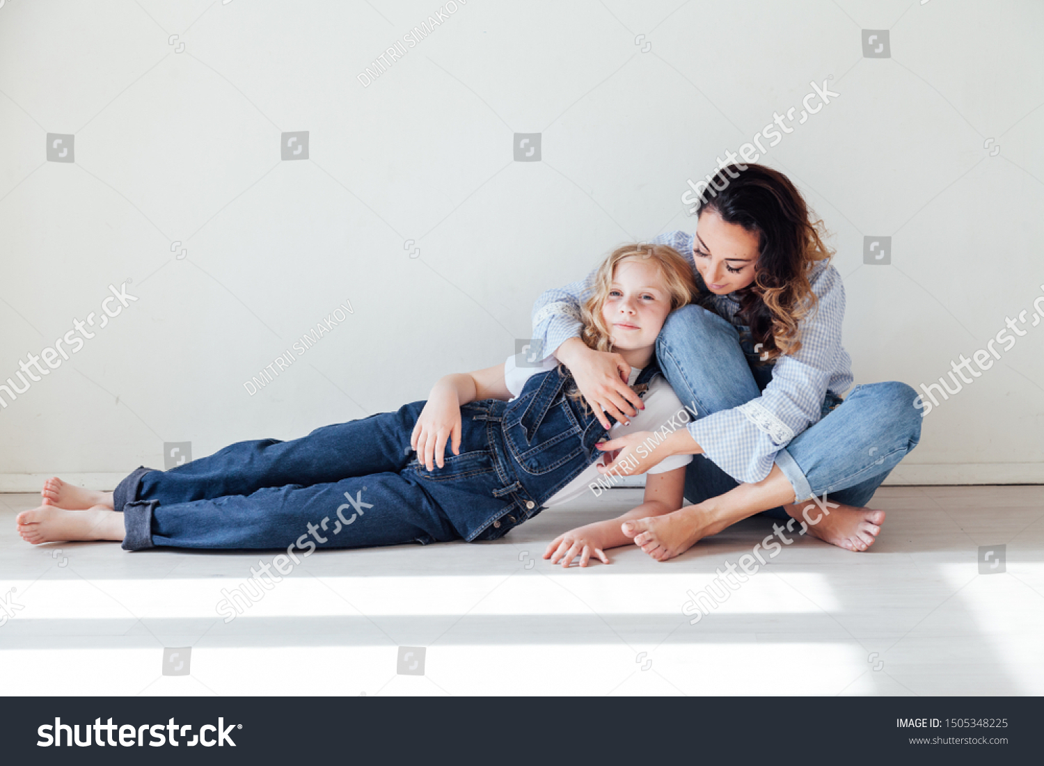 Mom Daughter Jeans Cuddle Laughing写真素材1505348225 | Shutterstock