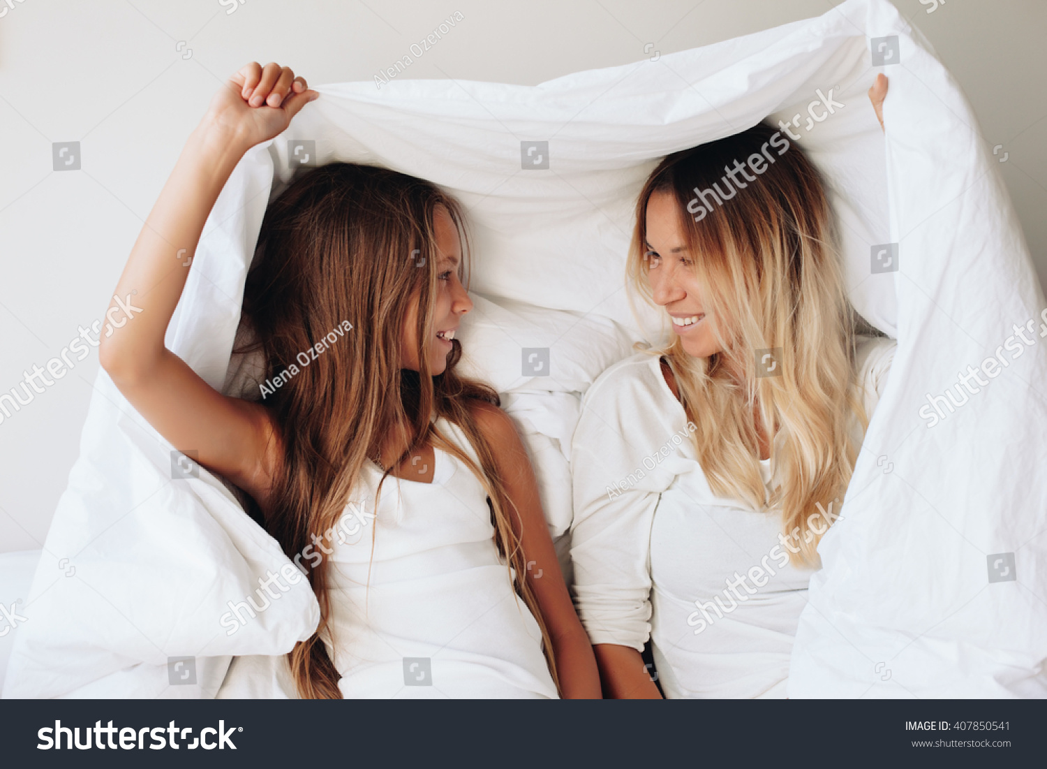 Mom Her Tween Daughter Relaxing Bed Stock Foto 407850541 Shutterstock