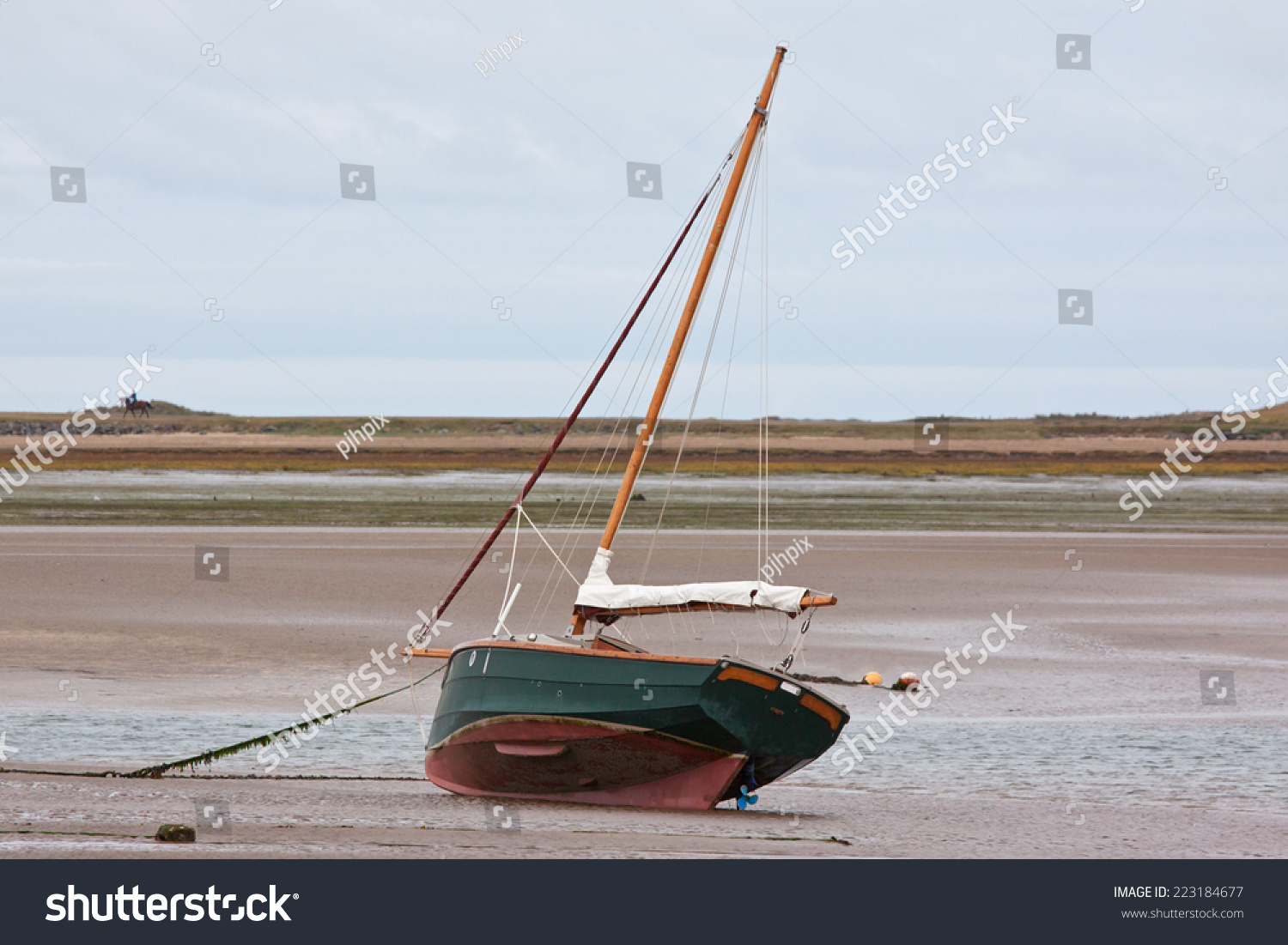 Moored Sail Boat Low Tide Sitting Stock Photo 223184677 - Shutterstock