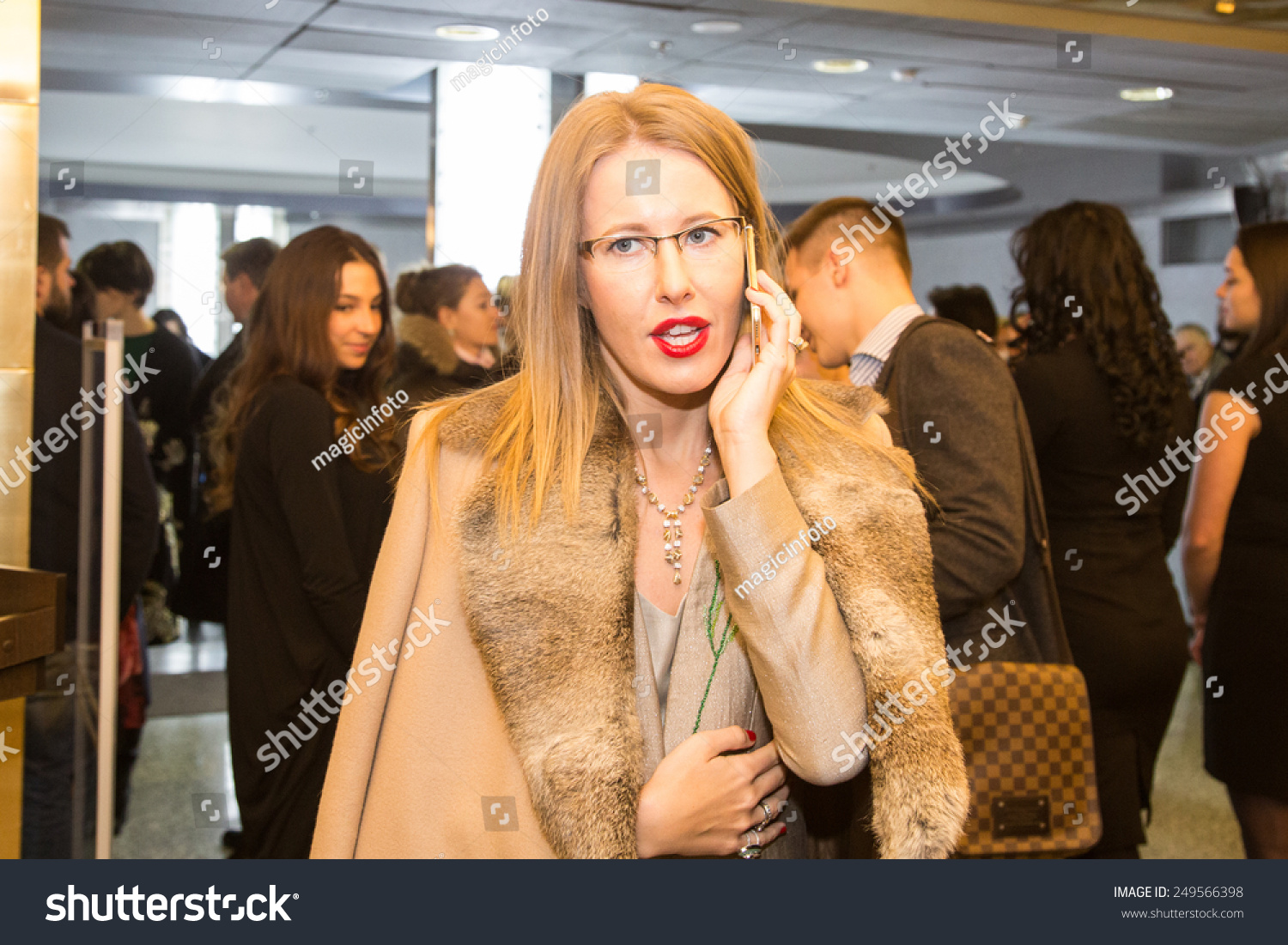 Ksenia Sobchak arranged the sale of things 24.10.2011 Ksenia Sobchak arranged the sale of things 24.10.2011