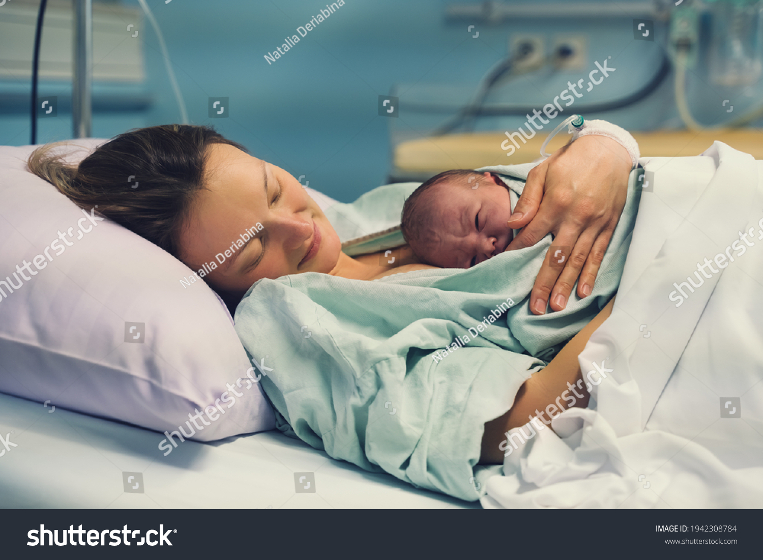 お母さんと生まれたて 産科病院での出産 出産後 生まれたばかりの赤ちゃんを抱きしめる若い母親 産む女 産後の赤ちゃん生活の最初の瞬間 の写真素材 今すぐ編集