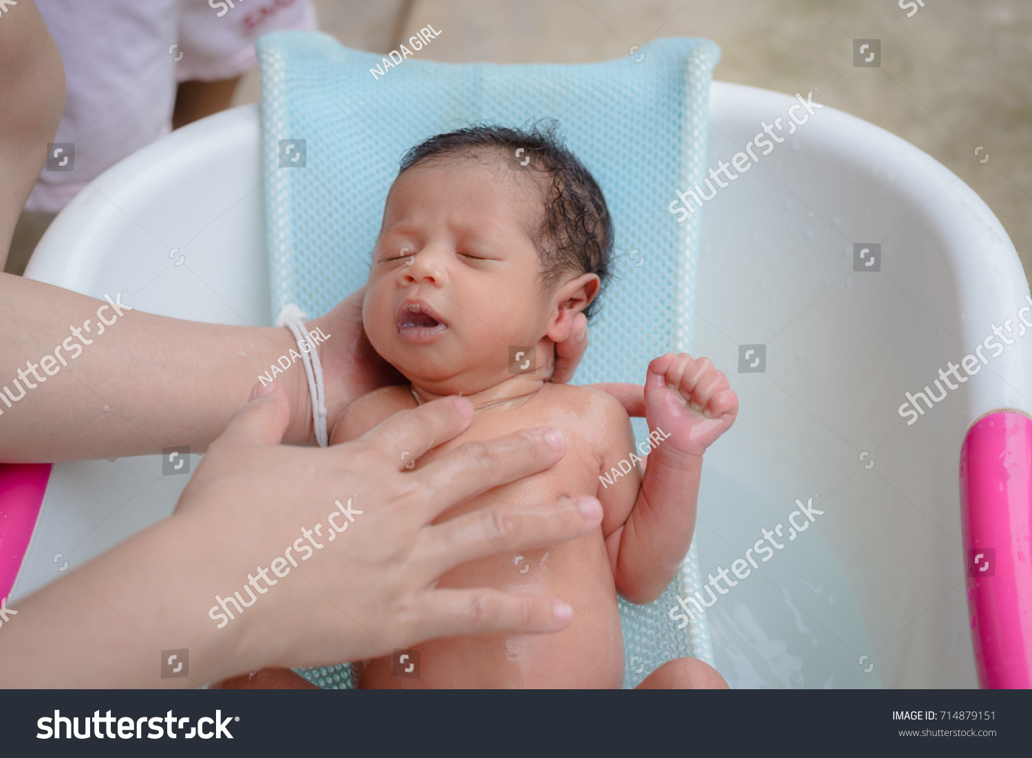 How To Give A Bath For Newborn Baby - How To Give Your Baby A Relaxing Breast Milk Bath Medela : Making sure to support baby's head at all times, gently lower your little one into the water.