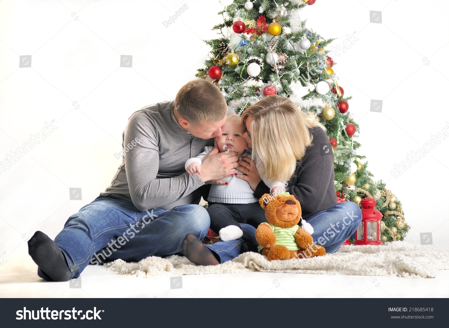 19,327 Family sitting near a tree family Images, Stock Photos & Vectors ...