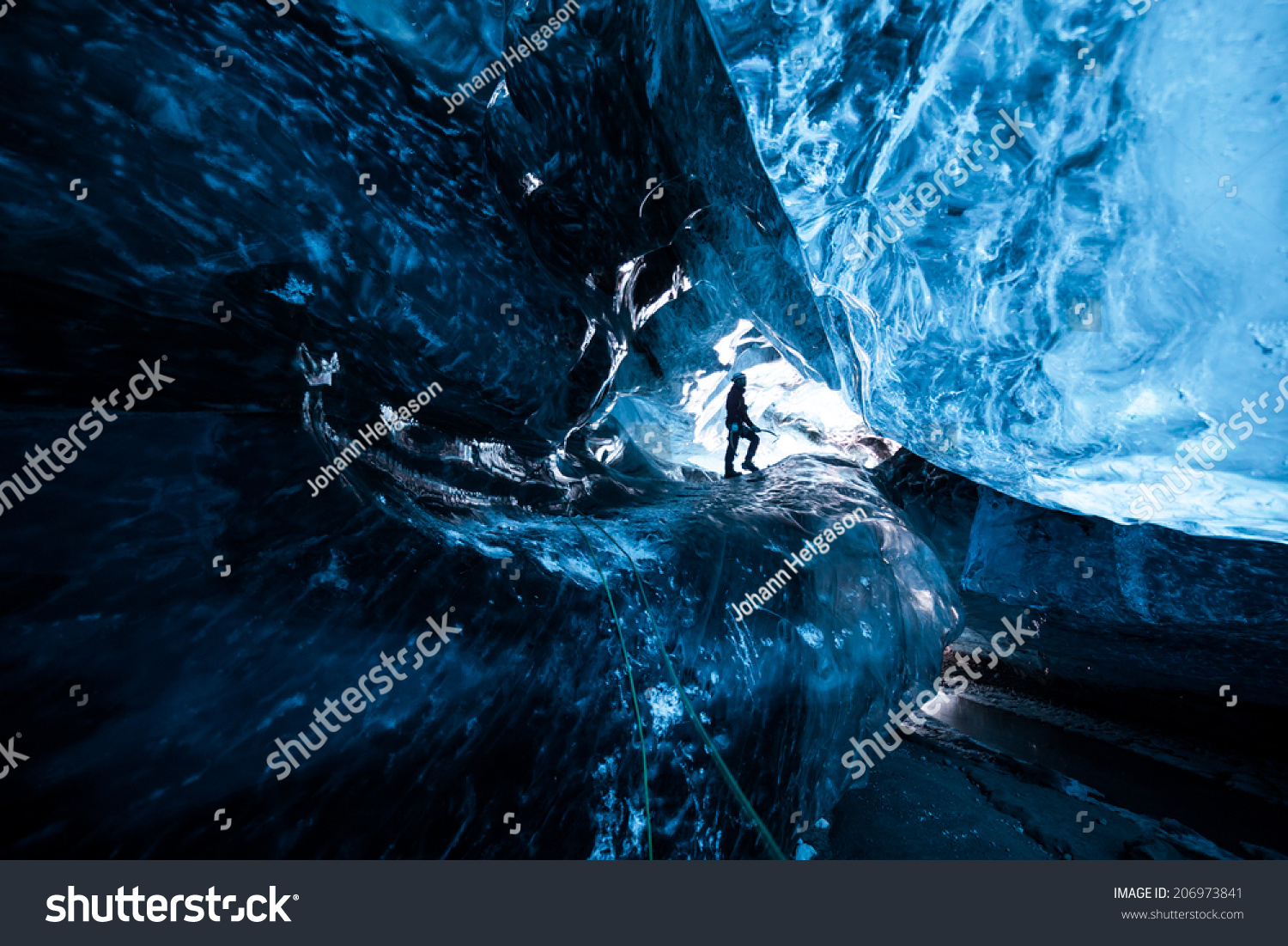 アイスランドの氷河の氷河の中に立つ登山家 の写真素材 今すぐ編集