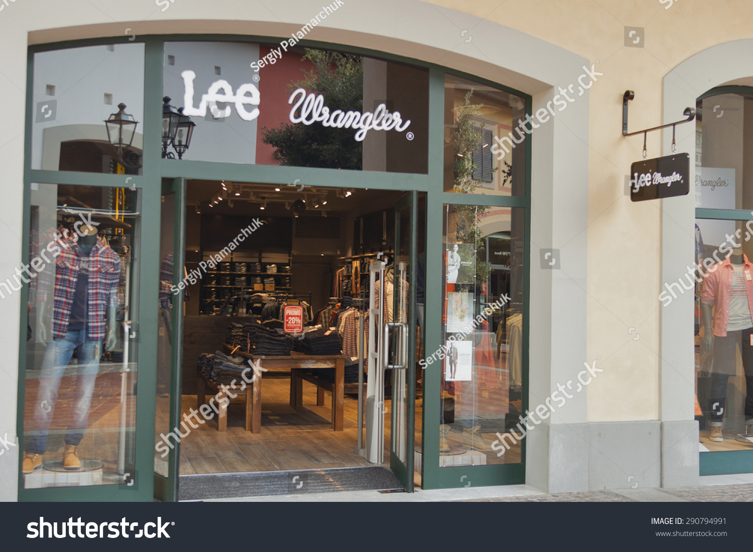 lee wrangler outlet store