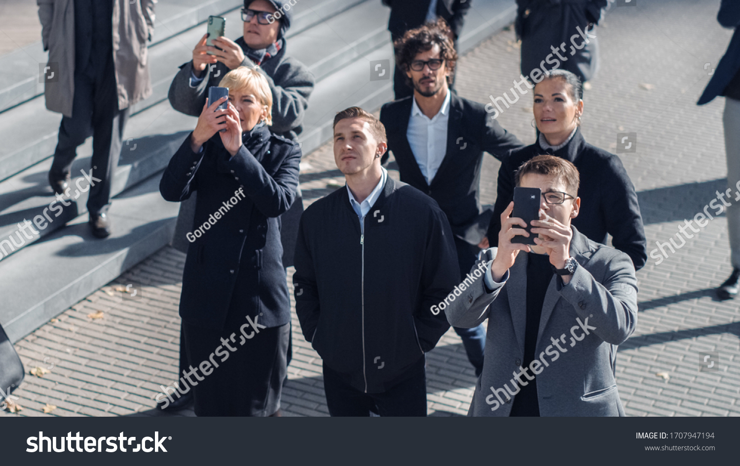 31 Crowd of people looking up shocked Images, Stock Photos & Vectors ...