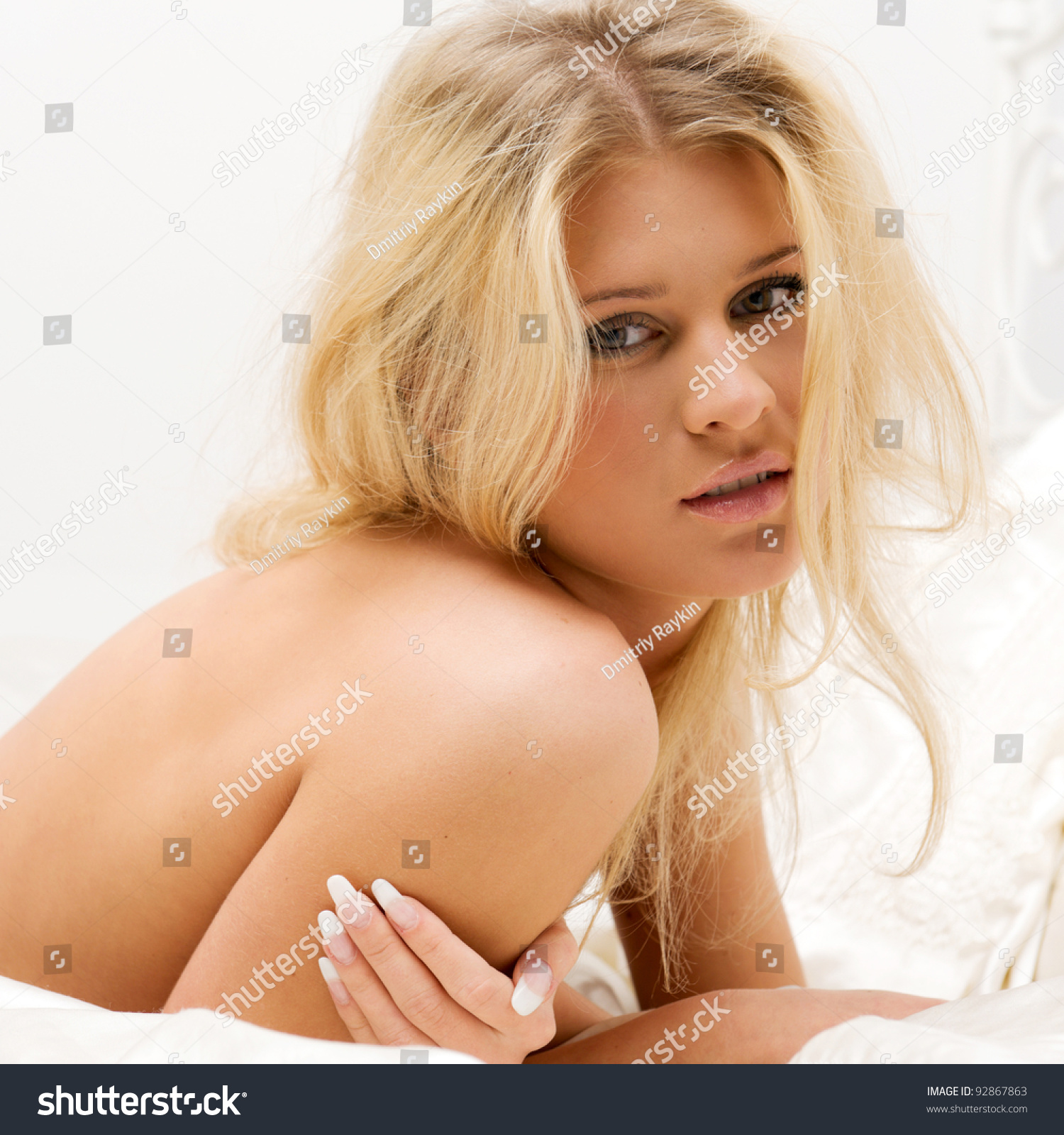 Naked Beautiful Woman Lying On Bed Stockfoto Shutterstock