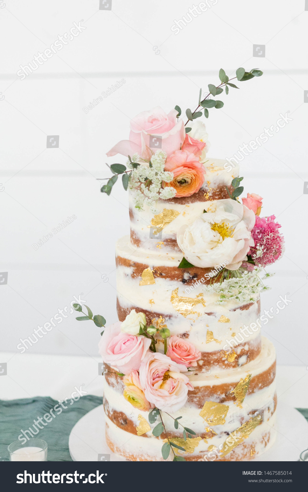 白い背景に裸のウエディングケーキ 金箔と花で飾り付け 三重のケーキ コピー用スペース の写真素材 今すぐ編集