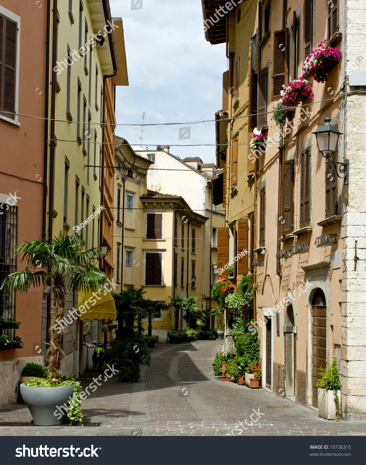 Narrow Italian Street Stock Photo 19738315 : Shutterstock