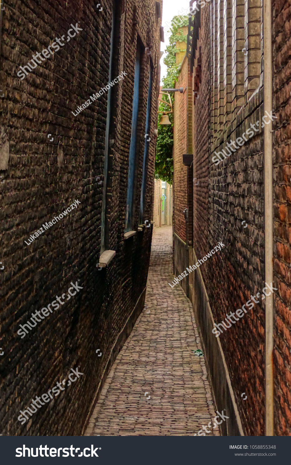 How to Handle Narrow Alleys and Tight Turns - Featured Image