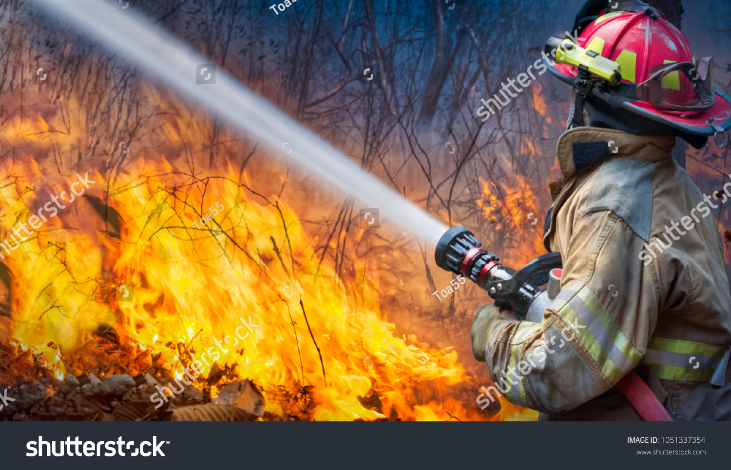 自然災害 消防士が山火事に水を吹き付ける の写真素材 今すぐ編集